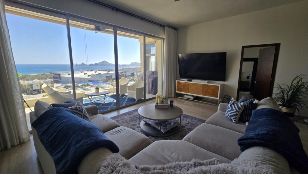 Los Cabos Avalon Owner financing! Pregunta por planes de financiamiento.Ubicado en una de las zonas con mayor crecimiento de El Tezal, Avalon ofrece una ubicación privilegiada con acceso rápido a la Carretera Transpeninsular, a solo minutos del centro de Cabo y la marina.Condo de 2 recámaras, 2 baños y un estacionamiento con pérgola, ubicado en planta baja. Situado a unos pasos de la alberca, jardín y área de BBQ, ofreciendo un ambiente relajado y acogedor. Cuenta con una distribución espaciosa y una cocina integrada con barra de granito, que aporta un toque elegante y se convierte en el punto central del área social.Una excelente oportunidad de inversión, con un precio por debajo del promedio del mercado en la zona, ofreciendo un valor excepcional en el mercado actual. Agenda tu – 1 Vista Vela I, Cabo Corridor, BS