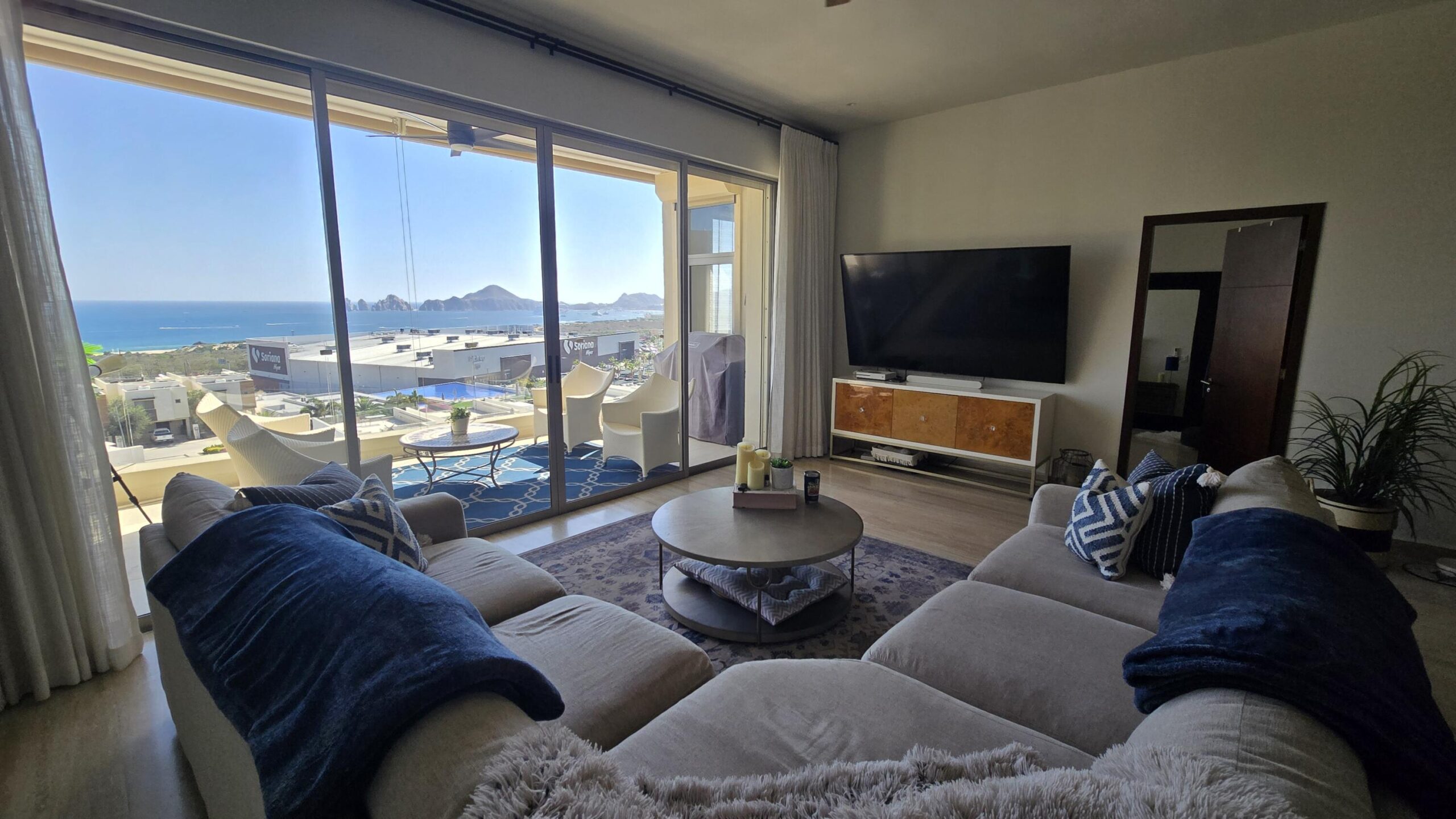Los Cabos Avalon Owner financing! Pregunta por planes de financiamiento.Ubicado en una de las zonas con mayor crecimiento de El Tezal, Avalon ofrece una ubicación privilegiada con acceso rápido a la Carretera Transpeninsular, a solo minutos del centro de Cabo y la marina.Condo de 2 recámaras, 2 baños y un estacionamiento con pérgola, ubicado en planta baja. Situado a unos pasos de la alberca, jardín y área de BBQ, ofreciendo un ambiente relajado y acogedor. Cuenta con una distribución espaciosa y una cocina integrada con barra de granito, que aporta un toque elegante y se convierte en el punto central del área social.Una excelente oportunidad de inversión, con un precio por debajo del promedio del mercado en la zona, ofreciendo un valor excepcional en el mercado actual. Agenda tu for sale