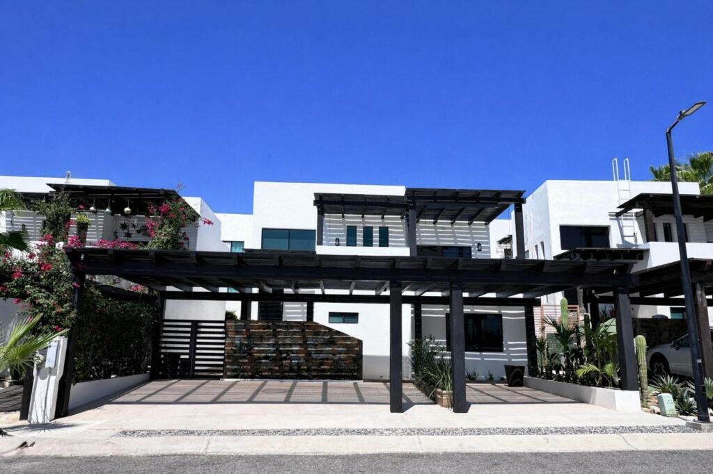 Los Cabos Cumbre Del Tezal Casa Márquez, el lugar ideal para vivir en Cabo. Privada residencial con albercas, gimnasio, casa club, juegos infantiles y seguridad 24/7. Cuenta con cisterna de 22,000 L, tinaco de 1,100 L, patio adoquinado y tres estacionamientos con pérgola. ¡Disfruta el confort y la tranquilidad que mereces! precio en pesos – 12 isla santa margarita, Cabo Corridor, BS