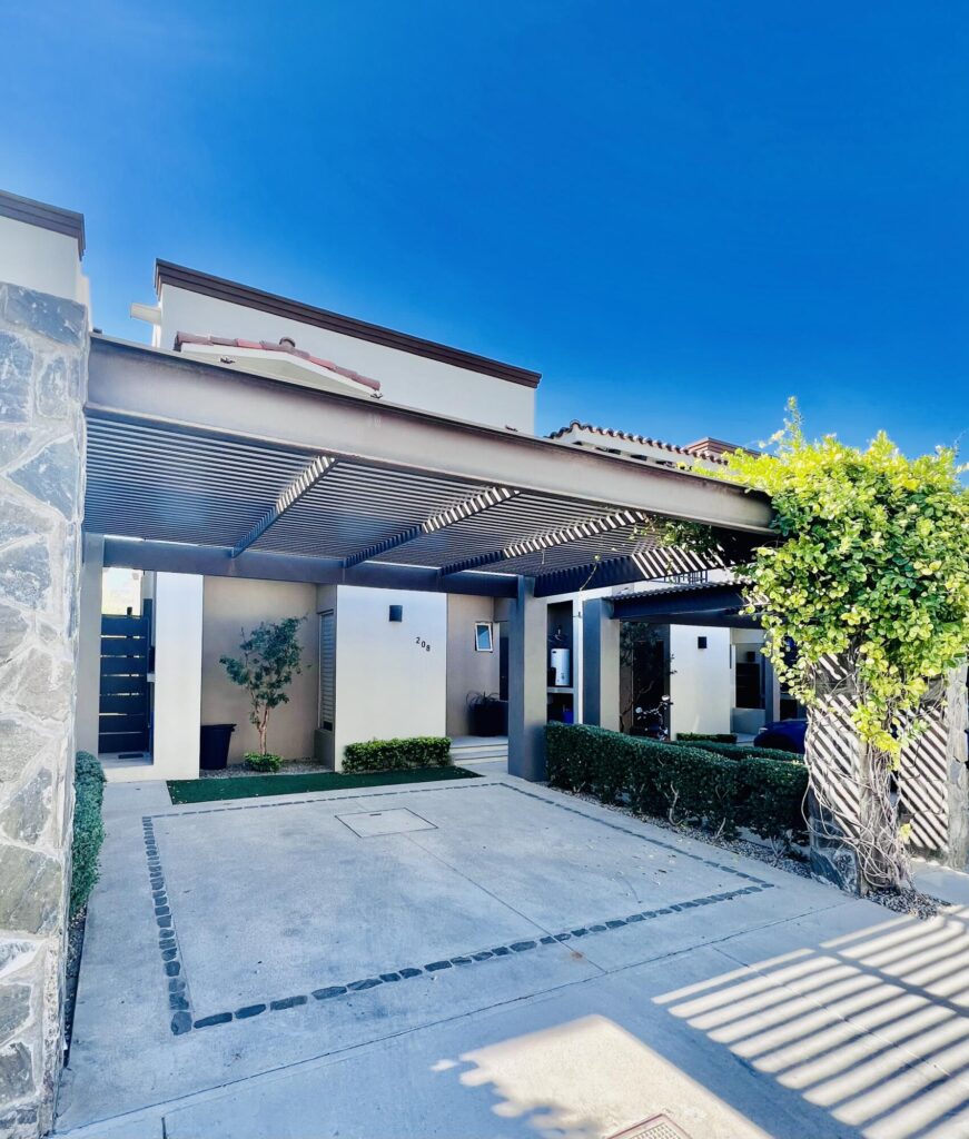 Los Cabos Magisterial Located in a residential area with excellent appreciation and high rental demand, this duplex is an outstanding opportunity for investors or buyers looking to build equity through light renovations. Both apartments are included in the sale as one deeded property. The neighborhood continues to grow in popularity due to its strategic location and accessibility, making this property an attractive option for rental income or long-term investment. Ubicado en una zona residencial de excelente plusvalía y alta demanda de rentas, este dúplex representa una magnífica oportunidad para inversionistas o compradores interesados en generar patrimonio mediante remodelaciones ligeras. Ambos departamentos están incluidos en la venta como una sola propiedad escriturada. La colonia continúa aumentando su popularidad gracias a su ubicación estratégica y accesibilidad, convirtiendo esta propiedad en una excelente opción para generar ingresos por renta o inversión a largo plazo. – 208 El Tezal, Cabo Corridor, BS