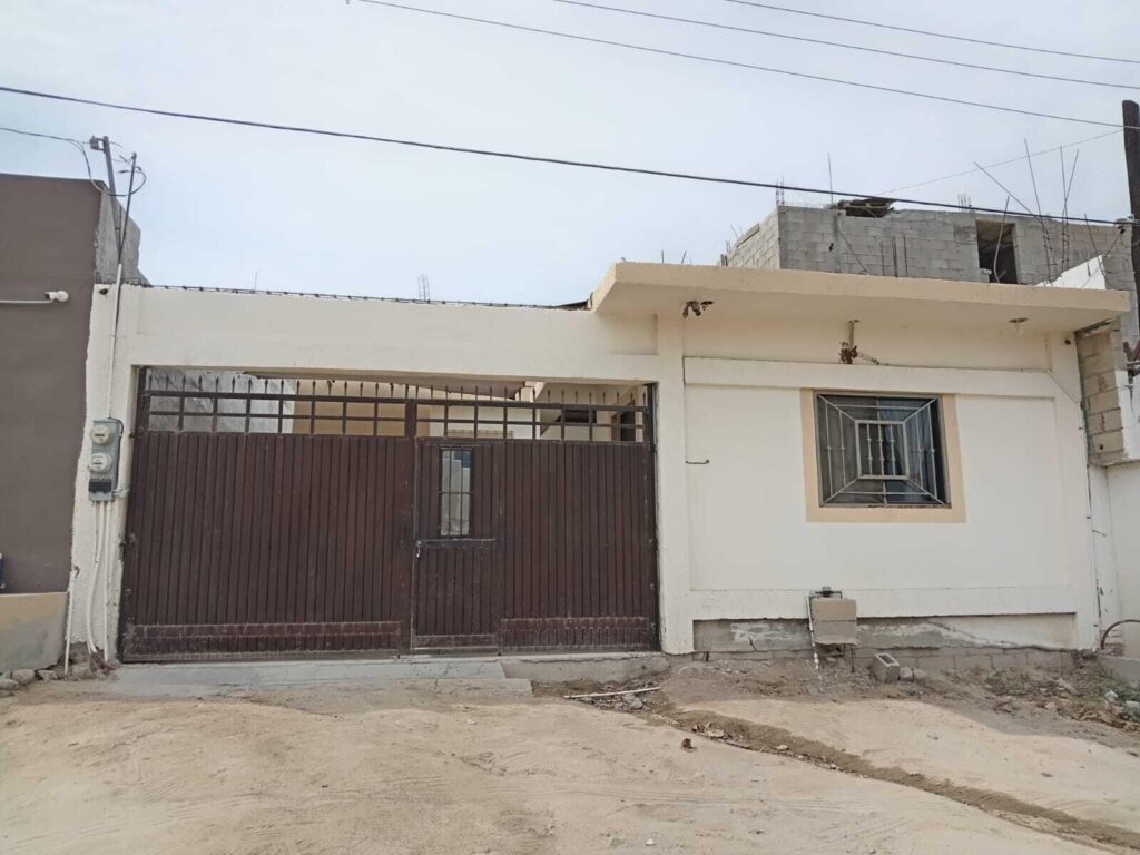 Los Cabos Venados Casa con potencial de ampliación y buena ubicación, de fácil acceso al transporte público, a las escuelas y a los supermercados.• 3 recámaras• 2 baños completos• Cocina separada• A/C minisplit en c/ habitación y en la cocina• Amplio patio y cochera con portón. House with expansion potential and a great location, with easy access to public transportation, schools, and supermarkets." 3 bedrooms" 2 full bathrooms" Separate kitchen" Mini-split A/C in each bedroom and in the kitchen" Spacious patio and parking for 2 cars – 28, Playa Camelia, Cabo San Lucas, Cabo San Lucas, BS