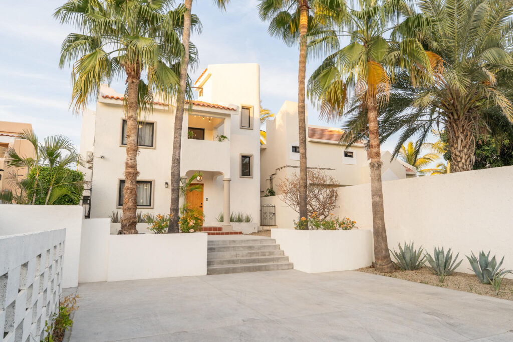 Los Cabos Cresta Del Mar Mediterranean-style Home with a poolside bar and generously proportioned patio with its water features, putting green, pool and spa create a playful inviting atmosphere where friends and family will want to gather. Sunset cocktails atop the rooftop deck with its arch – 3 Rtno Playa Anuiti, San Jose del Cabo, BS