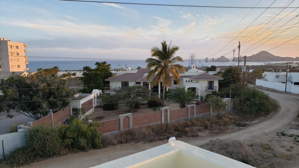 Los Cabos La Cima Descubre esta acogedora casa en La Cima, ubicada en una zona tranquila del corredor turístico de Los Cabos.La propiedad de dos niveles ofrece un diseño funcional con 2 rec/3 baños, ideal tanto para vivir tiempo completo y para inversión vacacional.En planta baja encontrarás espacios bien distribuidos que incluyen área de sala, comedor y cocina, creando un ambiente práctico para la vida diaria.En el segundo nivel se encuentra una estancia adicional, perfecta como sala de TV, oficina o área familiar, la cual tiene el potencial de convertirse en una tercera recámara, brindando mayor flexibilidad según las necesidades del propietario.Ubicada en una zona con fácil acceso a supermercados servicios y playas, esta casa combina comodidad, privacidad y excelente potencial de plusvalía en Discover this inviting home in La Cima, located in a quiet area of the Los Cabos tourist corridor. This two-story property offers a functional design with 2 bedrooms and 3 bathrooms, ideal for full-time living or as a vacation investment. On the ground floor, you'll find well-distributed spaces including a living room, dining room, and kitchen, creating a practical environment for everyday living. The second floor features an additional room, perfect as a TV room, office, or family area, which has the potential to be converted into a third bedroom, providing greater flexibility according to the owner's needs. Located in an area with easy access to supermarkets, services, and beaches, this home combines comfort, privacy, and excellent appreciation potential in Los Cabos. – 52, Priv. Isla Fantasia, Cabo Corridor, Cabo Corridor, BS
