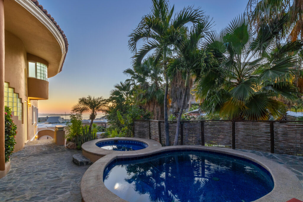 Los Cabos Rancho Paraiso Ests Beautiful 3-bedroom home in Rancho Paraíso Estates, Los Cabos. Located in an exclusive gated community, it offers panoramic ocean – 630 Camino del Cerro, Cabo San Lucas, BS