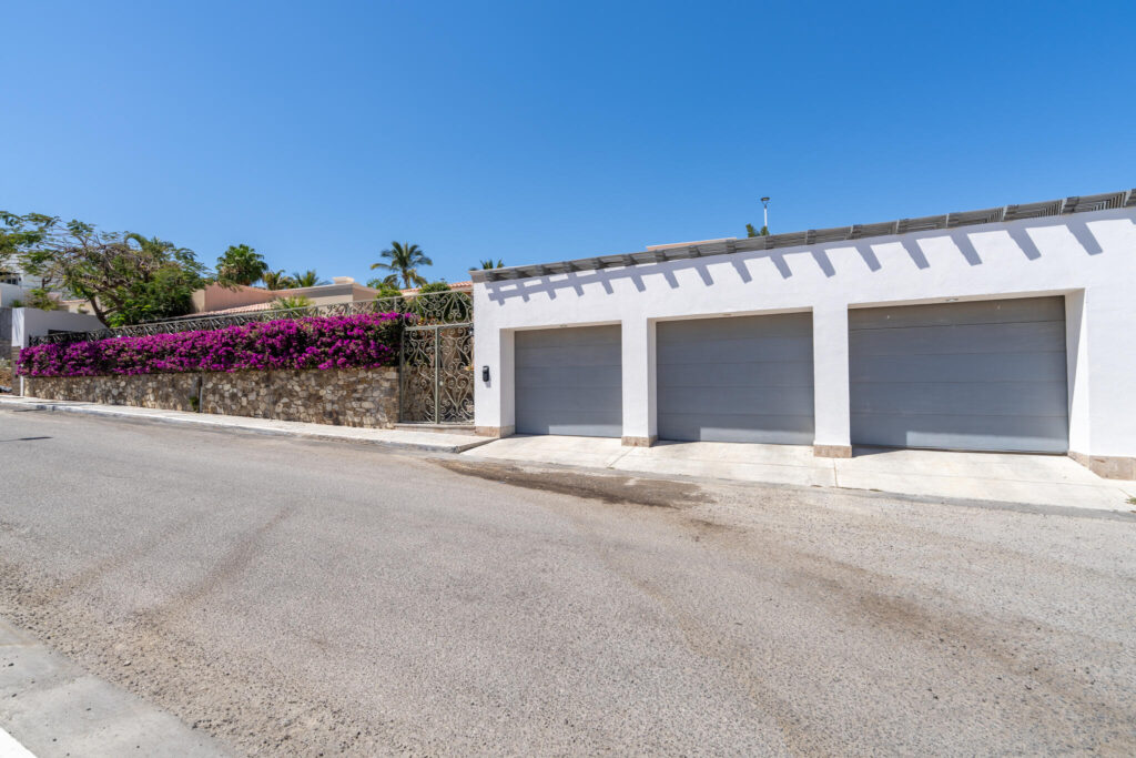 Los Cabos Rancho Paraiso Ests Beautiful 3-bedroom home in Rancho Paraíso Estates, Los Cabos. Located in an exclusive gated community, it offers panoramic ocean – 9 FARO VIEJO, San Jose del Cabo, BS