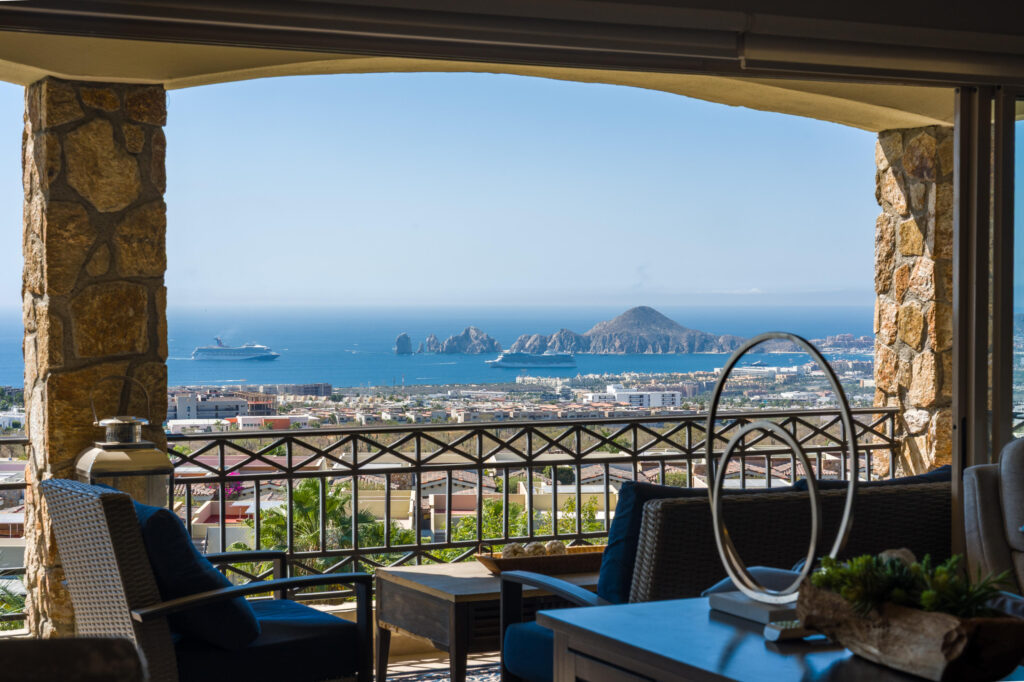 Los Cabos Avalon Owner financing! Pregunta por planes de financiamiento.Ubicado en una de las zonas con mayor crecimiento de El Tezal, Avalon ofrece una ubicación privilegiada con acceso rápido a la Carretera Transpeninsular, a solo minutos del centro de Cabo y la marina.Condo de 2 recámaras, 2 baños y un estacionamiento con pérgola, ubicado en planta baja. Situado a unos pasos de la alberca, jardín y área de BBQ, ofreciendo un ambiente relajado y acogedor. Cuenta con una distribución espaciosa y una cocina integrada con barra de granito, que aporta un toque elegante y se convierte en el punto central del área social.Una excelente oportunidad de inversión, con un precio por debajo del promedio del mercado en la zona, ofreciendo un valor excepcional en el mercado actual. Agenda tu – Arch View 2 BED, Cabo Corridor, Cabo Corridor, BS