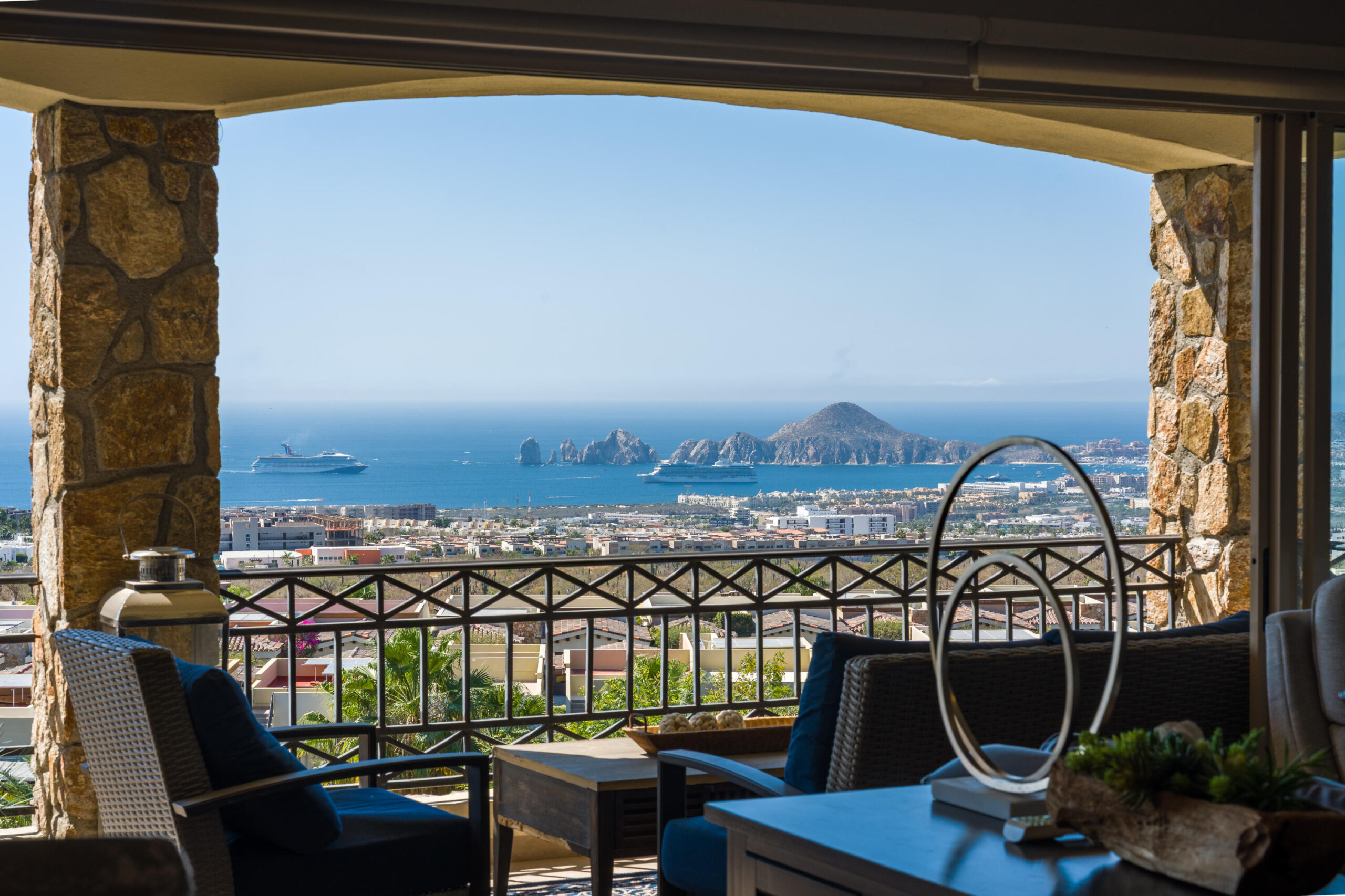 Los Cabos Avalon Owner financing! Pregunta por planes de financiamiento.Ubicado en una de las zonas con mayor crecimiento de El Tezal, Avalon ofrece una ubicación privilegiada con acceso rápido a la Carretera Transpeninsular, a solo minutos del centro de Cabo y la marina.Condo de 2 recámaras, 2 baños y un estacionamiento con pérgola, ubicado en planta baja. Situado a unos pasos de la alberca, jardín y área de BBQ, ofreciendo un ambiente relajado y acogedor. Cuenta con una distribución espaciosa y una cocina integrada con barra de granito, que aporta un toque elegante y se convierte en el punto central del área social.Una excelente oportunidad de inversión, con un precio por debajo del promedio del mercado en la zona, ofreciendo un valor excepcional en el mercado actual. Agenda tu for sale