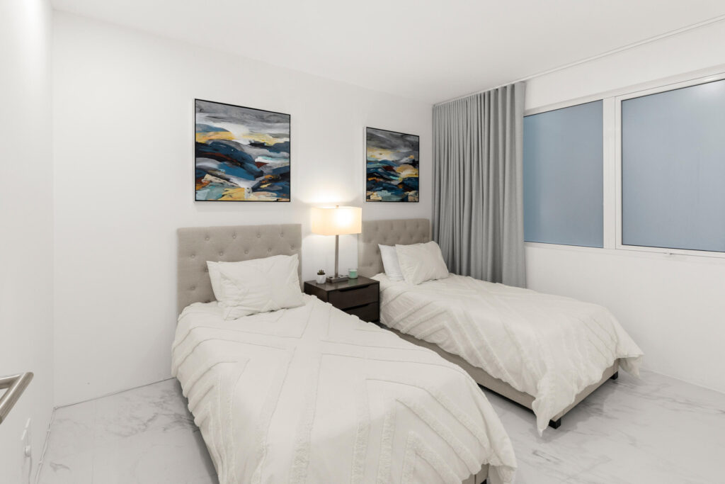 Los Cabos Monteluna Discover refined coastal living in this stunning 3-bedroom, 3-bathroom luxury condo located in the prestigious Pedregal community, one of Cabo's most exclusive and sought-after neighborhoods. Located in Monteluna, residents enjoy resort-style amenities including a state-of-the-art gym, sauna, clubhouse, resort pool, jacuzzi, fire pits, and massage rooms, all just minutes from downtown Cabo and the marina.Pedregal offers an unmatched lifestyle with:• Finance offered by Owner• 3 desalination plants (you'll never lack any water).A rare advantage of Pedregal is its independent water infrastructure, supported by three desalination plants, ensuring a reliable and uninterrupted water supply – Ave Pescador, Cabo San Lucas, BS