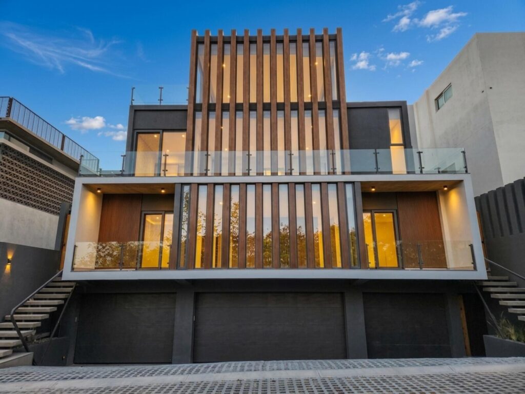 Los Cabos Brisas Del Pac East Casa de un nivel en Brisas del Pacífico con estructura para segundo piso. Cuenta con dos cocheras techadas, sala, sala de estar, cocina con isla y terraza. Terreno de 2,100 m² con gran potencial para alberca, ampliación o desarrollo. Ideal para inversión o vivir.Single-level home in Brisas del Pacífico with structure for a second floor. Features two covered carports, living room, family room, kitchen with island, and terrace. 2,100 m² lot with excellent potential for a pool, expansion, or development. Ideal for living or investment. – Bonita Street, Cabo Corridor, BS