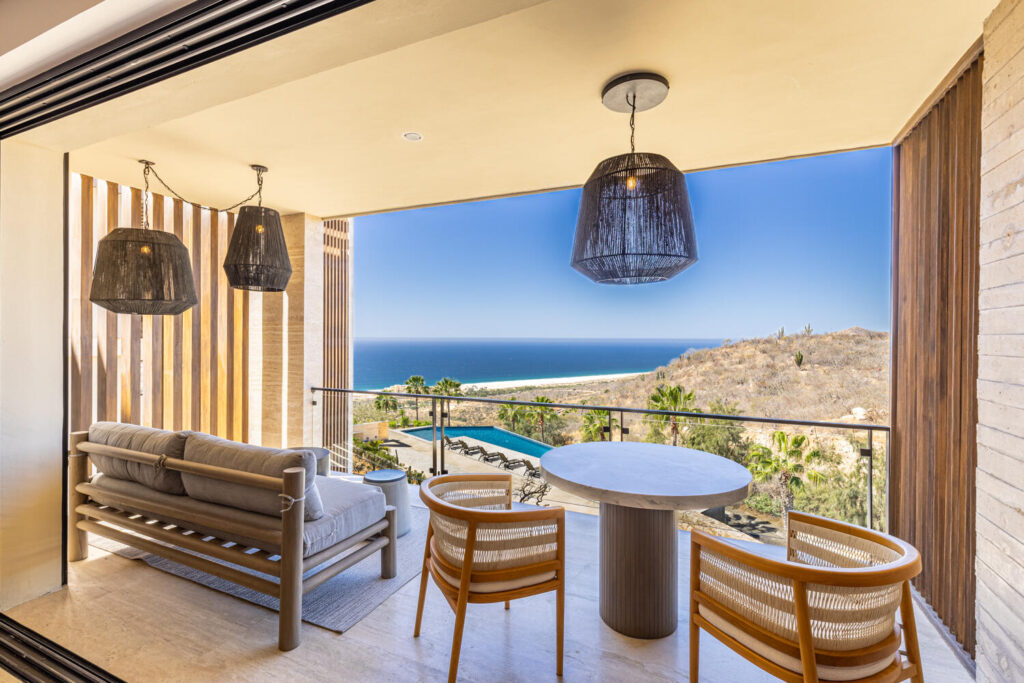 Los Cabos Avalon Owner financing! Pregunta por planes de financiamiento.Ubicado en una de las zonas con mayor crecimiento de El Tezal, Avalon ofrece una ubicación privilegiada con acceso rápido a la Carretera Transpeninsular, a solo minutos del centro de Cabo y la marina.Condo de 2 recámaras, 2 baños y un estacionamiento con pérgola, ubicado en planta baja. Situado a unos pasos de la alberca, jardín y área de BBQ, ofreciendo un ambiente relajado y acogedor. Cuenta con una distribución espaciosa y una cocina integrada con barra de granito, que aporta un toque elegante y se convierte en el punto central del área social.Una excelente oportunidad de inversión, con un precio por debajo del promedio del mercado en la zona, ofreciendo un valor excepcional en el mercado actual. Agenda tu – Cabo Peninsula Residences 302A, Cabo San Lucas, BS