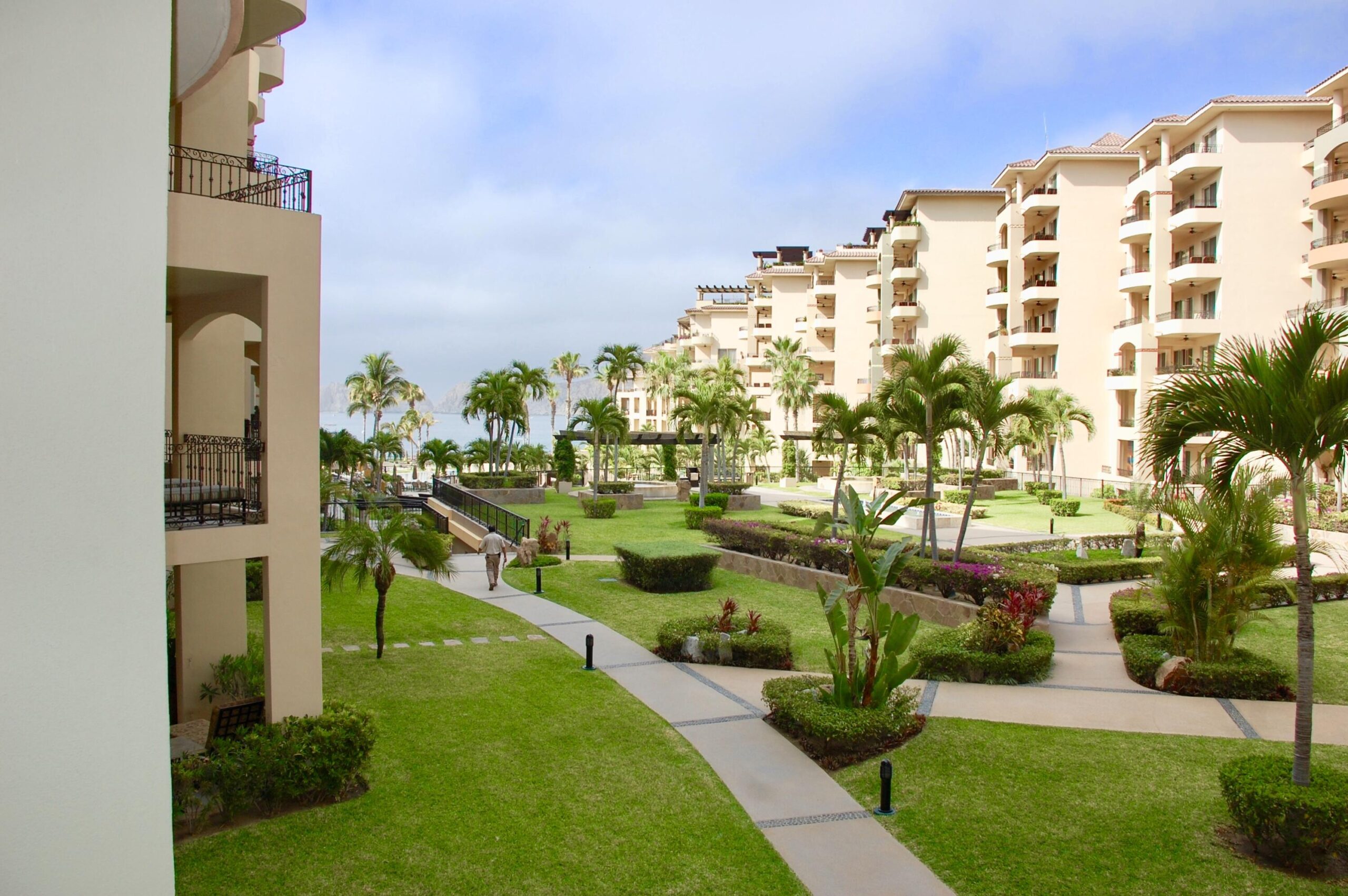 Los Cabos Marea Los Cabos Move-in ready and fully furnished Modern design with spacious, bright interiors Private balcony Amenities include pool, gym, parking, and 24/7 security Just minutes from the beach, close to restaurants, shops, supermarkets, and with easy access to main roads. High Investment Potential Ideal for generating income through short- or long-term rentals in a booming tourist area. for sale