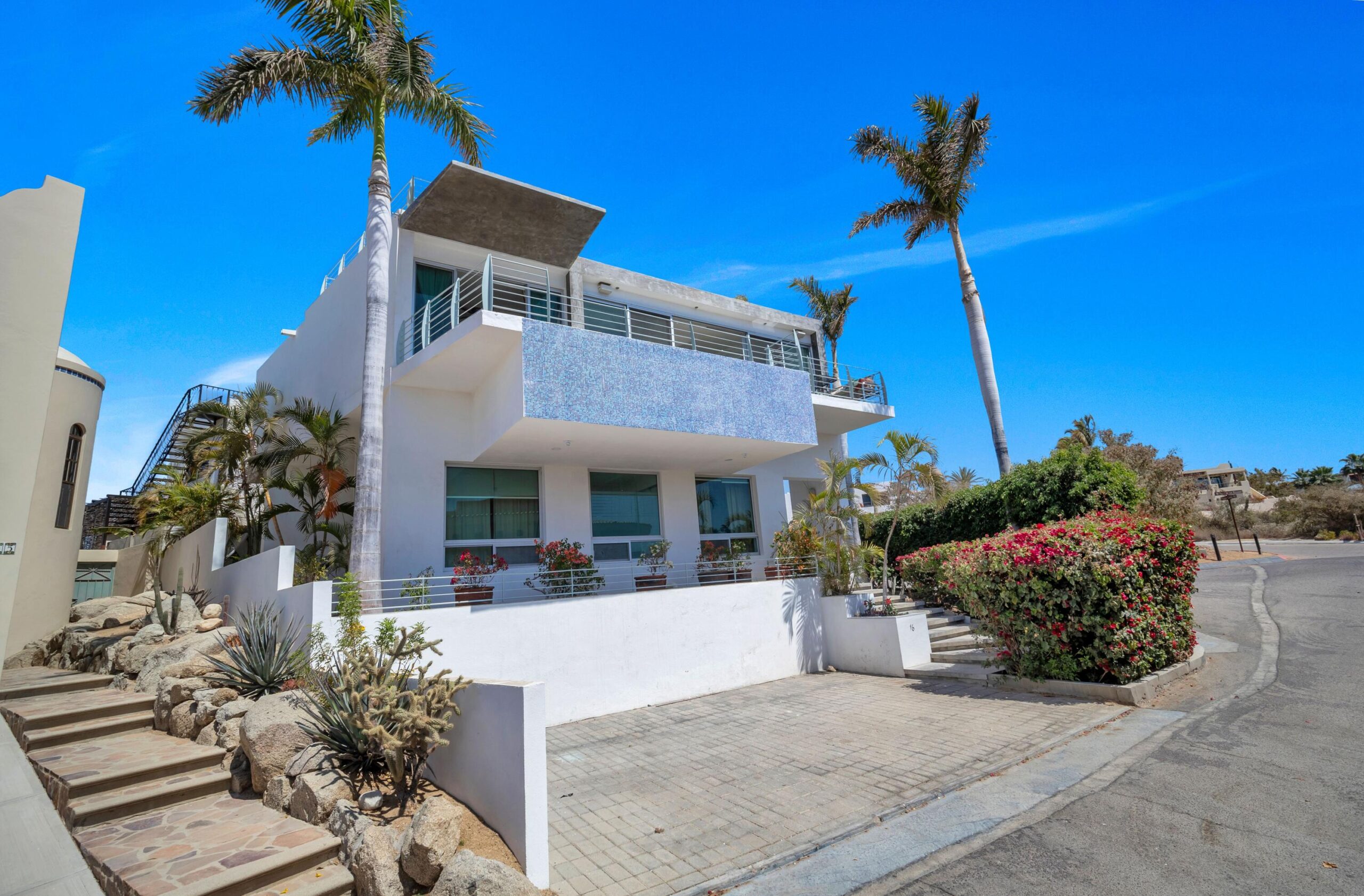 Los Cabos Brisas Del Pac East Casa de un nivel en Brisas del Pacífico con estructura para segundo piso. Cuenta con dos cocheras techadas, sala, sala de estar, cocina con isla y terraza. Terreno de 2,100 m² con gran potencial para alberca, ampliación o desarrollo. Ideal para inversión o vivir.Single-level home in Brisas del Pacífico with structure for a second floor. Features two covered carports, living room, family room, kitchen with island, and terrace. 2,100 m² lot with excellent potential for a pool, expansion, or development. Ideal for living or investment. for sale
