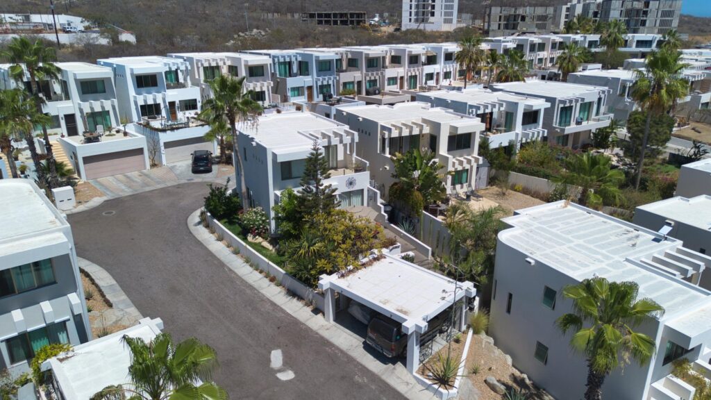 Los Cabos Vistana Spacious, clean, and comfortable home located in Vistana Del Cabo community. This well designed property features 3 bedrooms and 2 bathrooms on the main floor, offering privacy and convenience for everyday living.The second level offers a bright open-concept layout that seamlessly connects the living room, family (day) room, dining area, kitchen, and a full bathroom perfect for entertaining or relaxing with family.Enjoy access to a rooftop terrace with stunning 360 degree – Casa Kate, Cabo Corridor, Cabo Corridor, BS