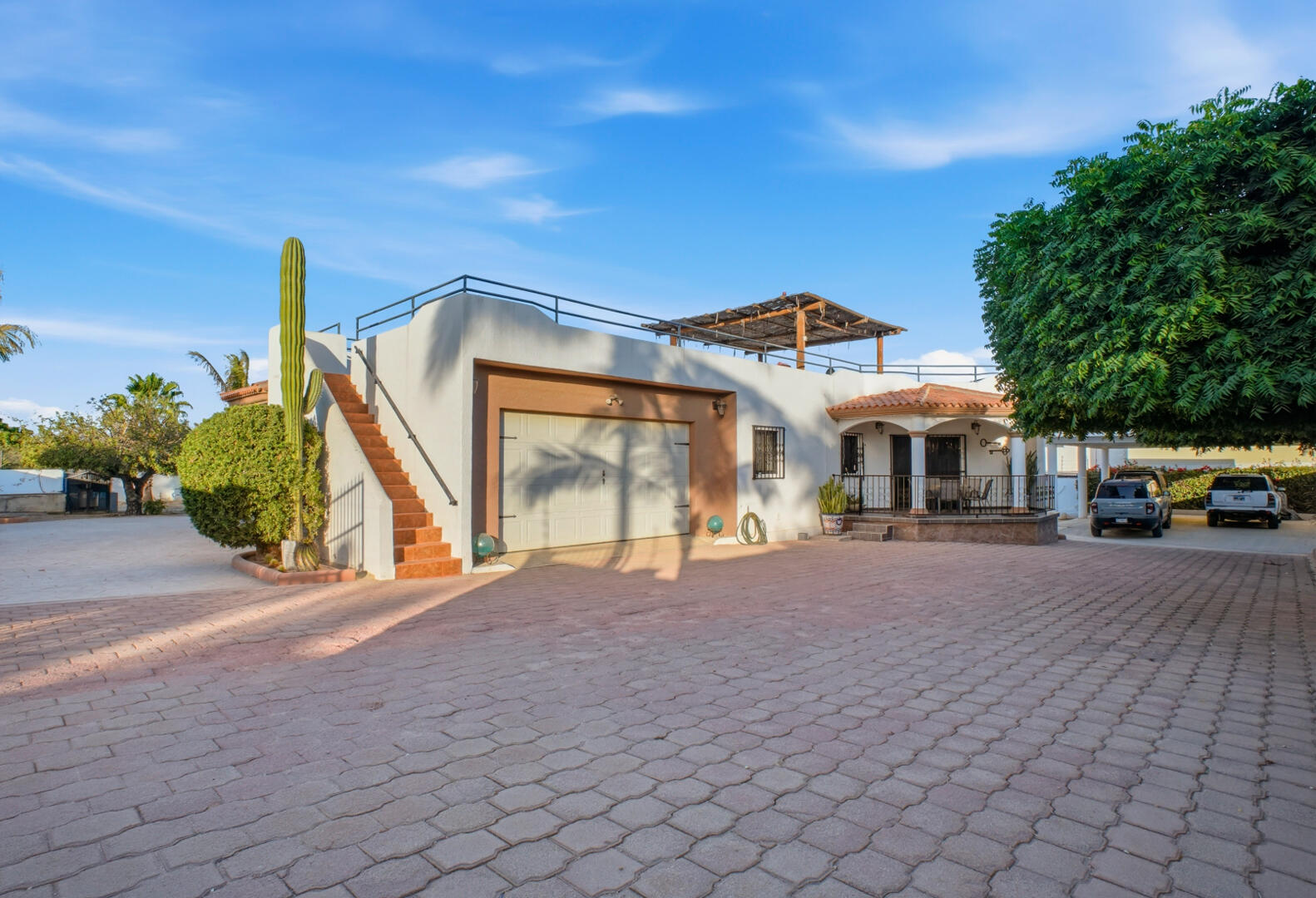 Los Cabos Brisas Del Pac East Casa de un nivel en Brisas del Pacífico con estructura para segundo piso. Cuenta con dos cocheras techadas, sala, sala de estar, cocina con isla y terraza. Terreno de 2,100 m² con gran potencial para alberca, ampliación o desarrollo. Ideal para inversión o vivir.Single-level home in Brisas del Pacífico with structure for a second floor. Features two covered carports, living room, family room, kitchen with island, and terrace. 2,100 m² lot with excellent potential for a pool, expansion, or development. Ideal for living or investment. for sale