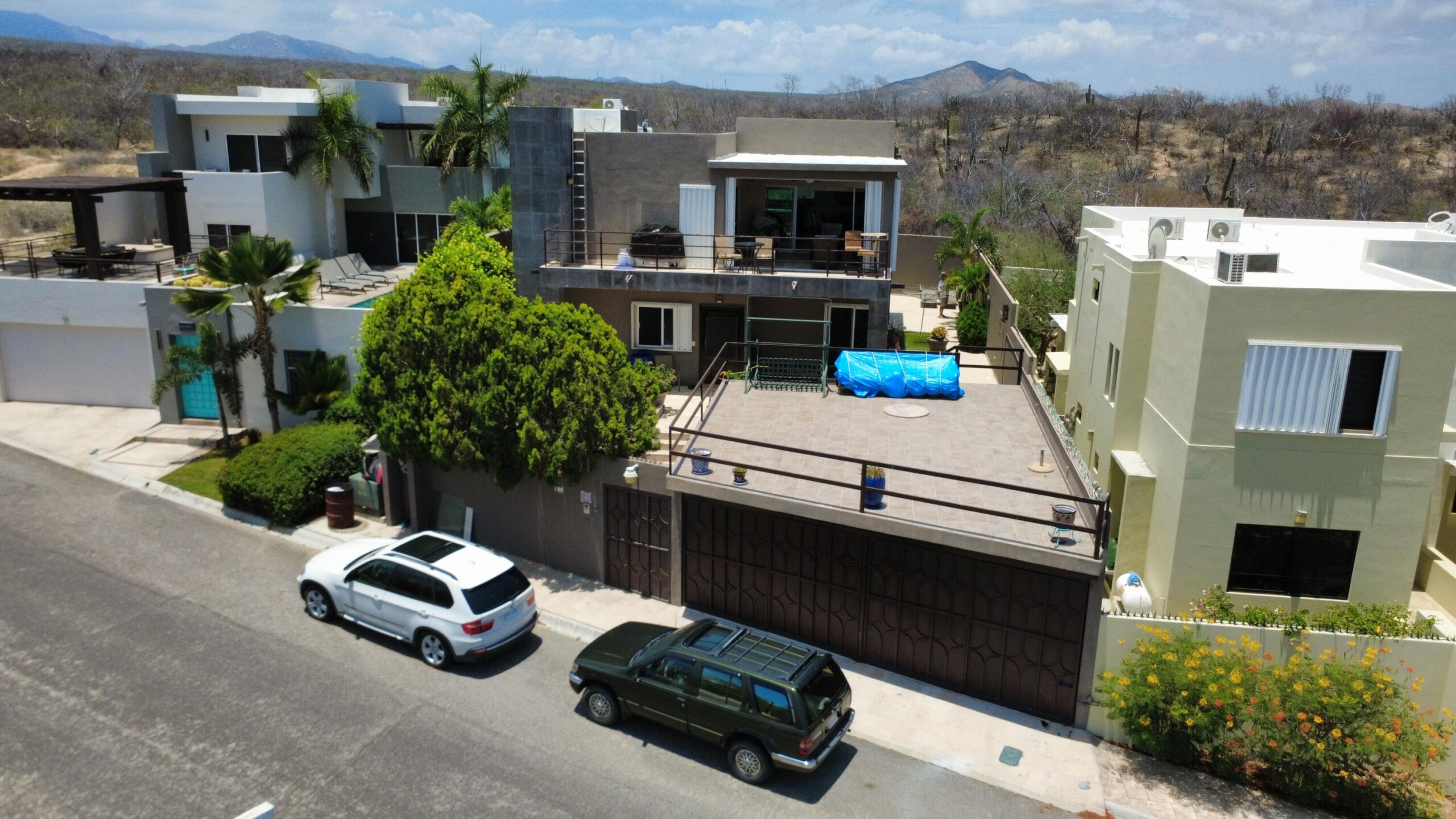 Los Cabos Brisas Del Pac East Casa de un nivel en Brisas del Pacífico con estructura para segundo piso. Cuenta con dos cocheras techadas, sala, sala de estar, cocina con isla y terraza. Terreno de 2,100 m² con gran potencial para alberca, ampliación o desarrollo. Ideal para inversión o vivir.Single-level home in Brisas del Pacífico with structure for a second floor. Features two covered carports, living room, family room, kitchen with island, and terrace. 2,100 m² lot with excellent potential for a pool, expansion, or development. Ideal for living or investment. for sale