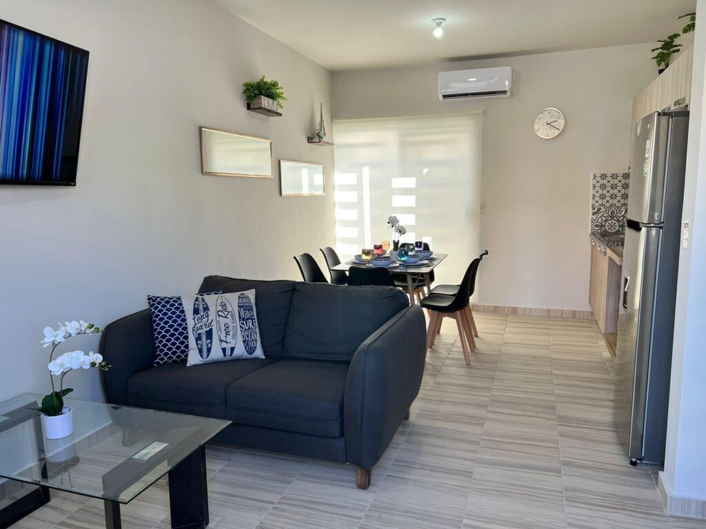 Los Cabos Centro-Csl North Casa habitación con ampliación en planta alta, ideal para inversión en Los Cabos. Planta baja: sala, cocina, 2 recámaras, 1 baño completo y cochera. Planta alta: 2 recámaras tipo estudio, cada una con baño completo y acceso independiente. Permite hasta 3 unidades habitacionales, con privacidad y opción de renta. Ubicada en zona urbana con servicios y vialidades cercanas.Single-family home with upper-level expansion, ideal for investment in Los Cabos. Ground floor: living room, kitchen, 2 bedrooms, 1 full bathroom, and carport. Upper level: 2 studio-style bedrooms, each with a full bathroom and independent access. Allows up to 3 separate units, offering privacy and rental flexibility. Located in an urban area with nearby services and main roads. – El Tesoro Residencial CSL, Cabo San Lucas, BS