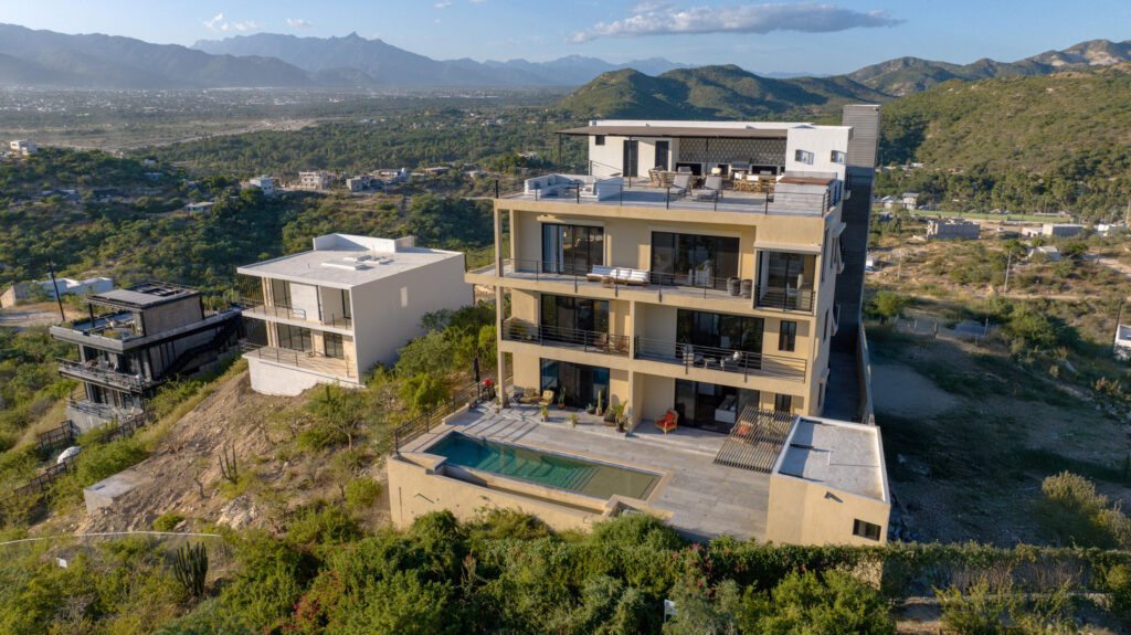 Los Cabos Ventanas Charming Penthouse located within the community of Ventanas del Cortés, situated in El Tezal, Cabo San Lucas. This 2-bedroom, 2-bath condo offers a rooftop with incredible – L4 Calle 13, San Jose del Cabo, BS
