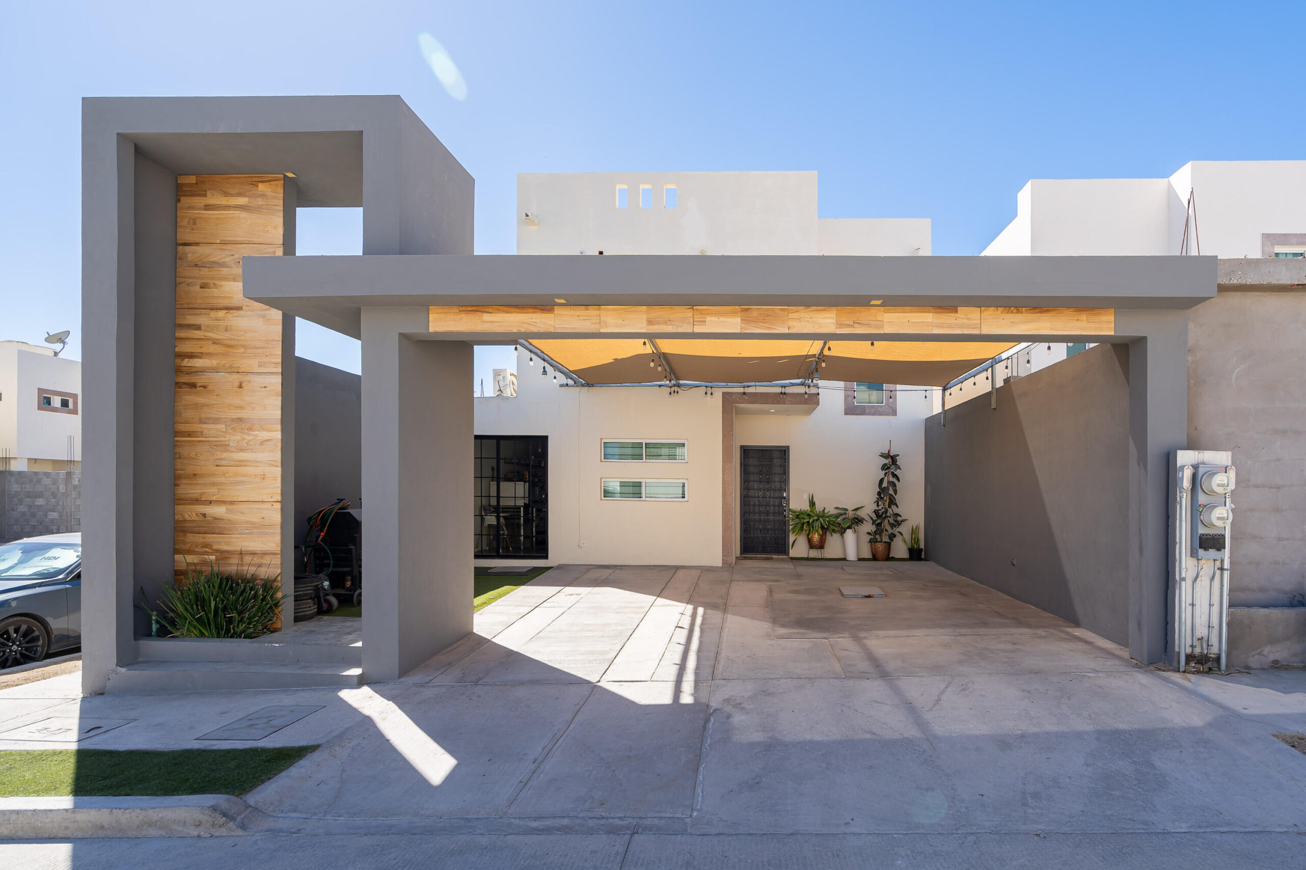 Los Cabos Ampliacion El Zacata EN VENTA CASA DE ENMEDIO, Col. Zacatal San José de Cabo.Esta casa se encuentra en un estado impecable, prácticamente nueva. Cuenta con recamara master con baño. 2 recamaras con closet. Todas las recamaras con aire acondicionado y closet. Estancia de sala y comedor con aire acondicionado. Total 2.5 baños. Amplio patio. Cisterna de 5,000 litros y tinaco de 1,100 litros. Tanque de gas LP estacionario. Calentador. Equipo hidroneumático. Conexiones listas para cocina y lavadora. Ubicada cerca de Oxxo, Chedraui, Smart Fit. Tienda Ley y Starbucks, escuelas y restaurantes. Vías rápidas por boulevard Forjadores y a 3 minutos de carretera Transpeninsular. for sale