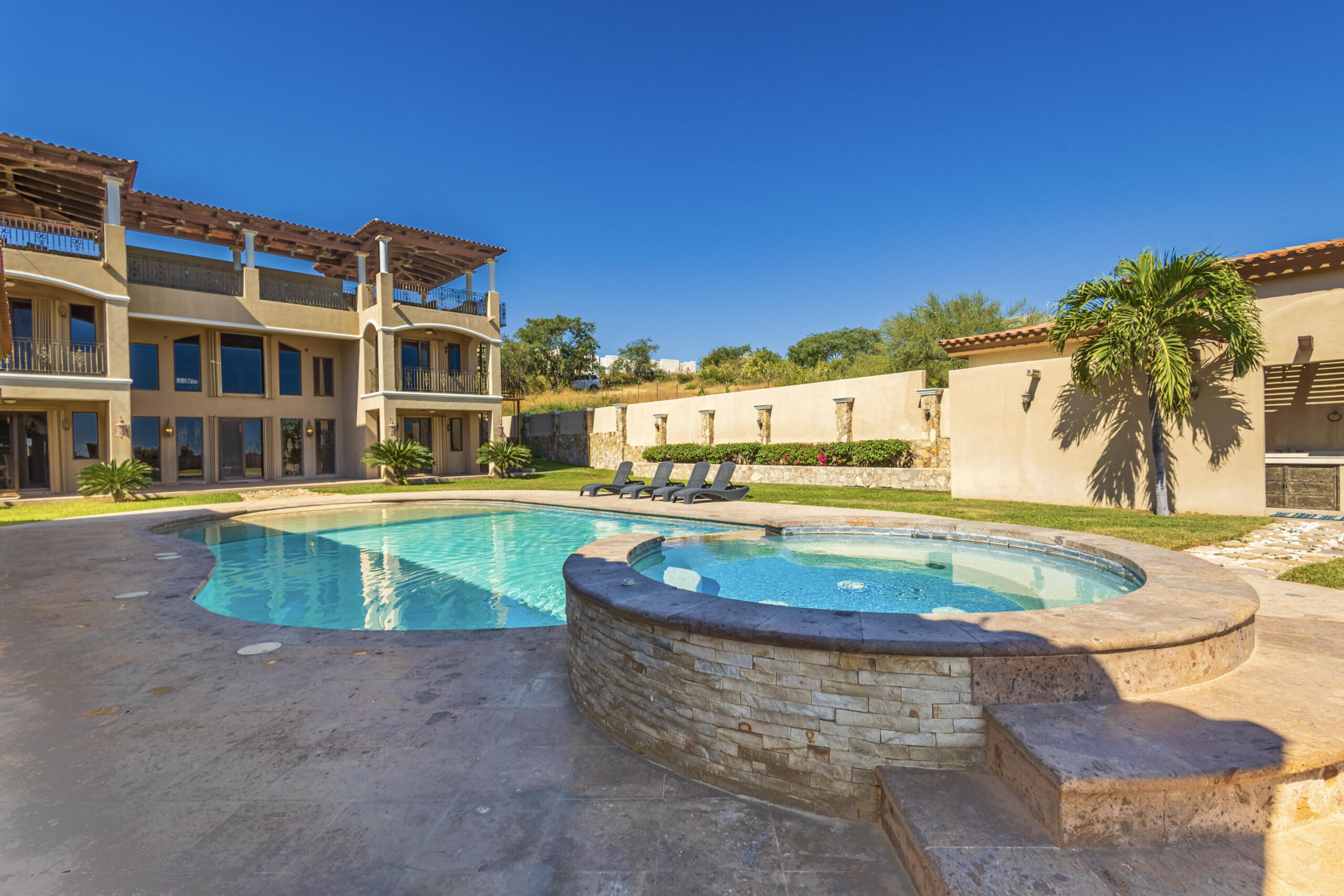 Los Cabos Rancho Paraiso Ests Beautiful 3-bedroom home in Rancho Paraíso Estates, Los Cabos. Located in an exclusive gated community, it offers panoramic ocean for sale