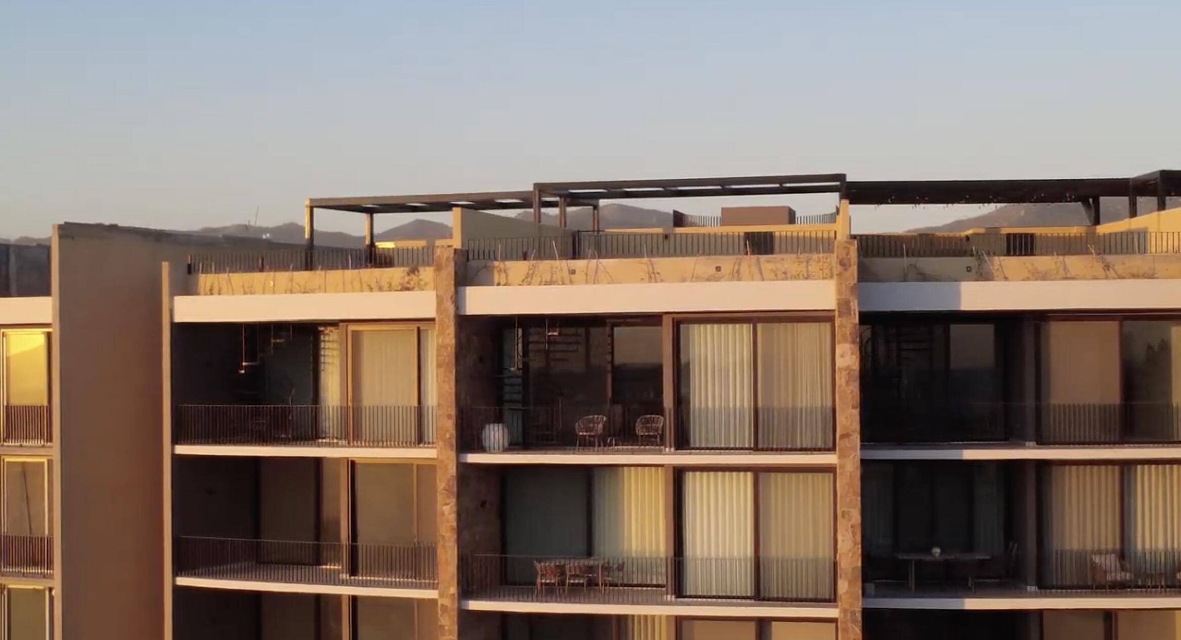 Los Cabos Kamu Living Apartamentos en preventa en el corazón de El Tezal, Cabo San Lucas*Unidades de 1, 2 y 3 recámaras*Área comercial con espacios de alto rendimiento en ubicación estratégica*Amenidades de tipo hotel: alberca, jacuzzi, asador, gimnasio, fire pit y lavandería*Área de co-working*Rooftop con vista al mar y a las montañas*Comodidad total: lobby estilo hotel, elevador y estacionamiento subterráneoCon un sistema de reservaciones conectado a Expedia, Booking y Airbnb, y la experiencia de desarrolladores locales en hospitalidad, KAMU Living asegura alta ocupación, mayores rendimientos y un estilo de vida de lujo en Los Cabos.*Plan flexible: reserva con for sale