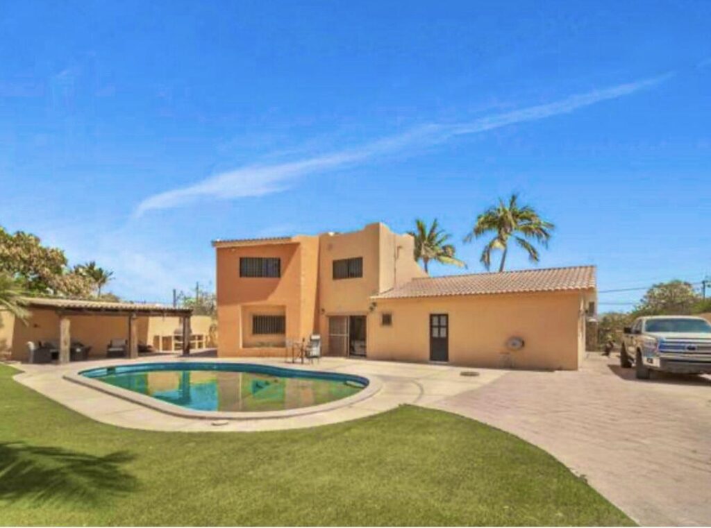 Los Cabos San Jose Viejo This exceptionally spacious single-family home, one of the largest properties in the area, is ideally located in San Jose del Cabo, just 5 minutes from Los Cabos International Airport and 15 minutes from downtown San Jose del Cabo. The property sits only two blocks from the Transpeninsular Highway, offering excellent accessibility while maintaining privacy.Set on a generous 9,150 sq ft lot, this home offers expansive indoor and outdoor living spaces, a rare find in this location. The property features a private swimming pool, large garden areas, a covered outdoor terrace, and a BBQ area, creating an ideal setting for enjoying the Baja lifestyle.The home offers a functional and comfortable layout with ample natural light, oversized social areas, and excellent outdoor flow. The large yard provides flexibility for residential use, potential future enhancements, or additional improvements. Ample parking space adds functionality and versatility to the property.Esta casa unifamiliar excepcionalmente amplia, una de las más grandes de la zona, se encuentra estratégicamente ubicada en San José del Cabo, a solo 5 minutos del Aeropuerto Internacional de Los Cabos y 15 minutos del centro de San José del Cabo. La propiedad está situada a únicamente 2 cuadras de la Carretera Transpeninsular, ofreciendo excelente accesibilidad sin sacrificar privacidad.Ubicada sobre un generoso terreno de aproximadamente 850 m², esta propiedad ofrece amplios espacios interiores y exteriores, algo poco común en esta ubicación. Cuenta con alberca privada, áreas de jardín de gran tamaño, terraza exterior techada y área de asador, creando un entorno ideal para disfrutar del estilo de vida de Baja California Sur.La casa ofrece una distribución funcional y cómoda, con excelente iluminación natural, áreas sociales amplias y una muy buena integración entre espacios interiores y exteriores.El amplio jardín brinda flexibilidad para uso residencial, posibles ampliaciones futuras o mejoras adicionales. El estacionamiento amplio agrega funcionalidad y versatilidad a la propiedad. – Pool House -Big Lot, San Jose Del Cabo, San Jose del Cabo, BS