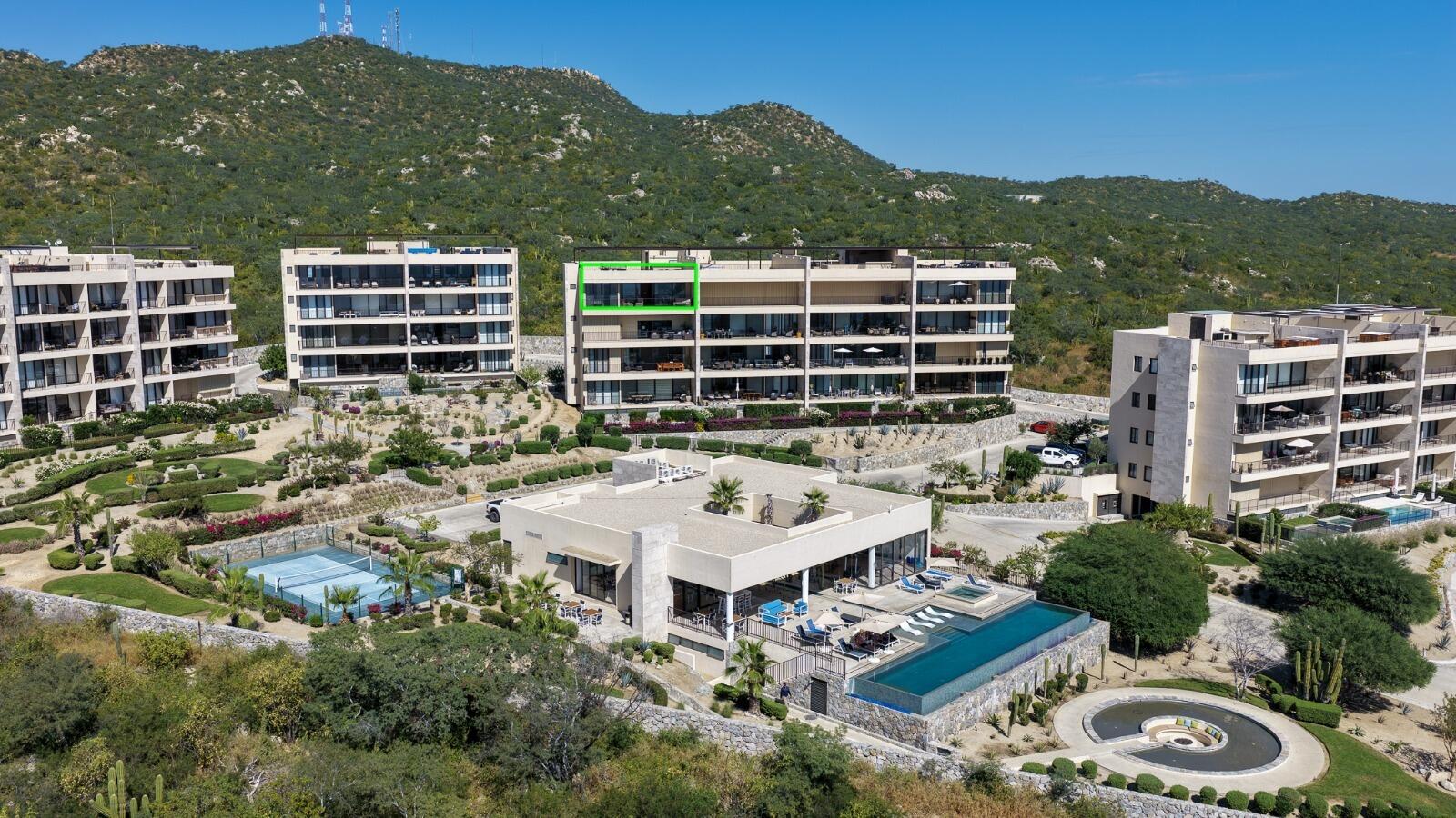 Los Cabos Magisterial Este Hermoso Condo combina amplitud, iluminación natural y acabados de calidad en una de las zonas más cómodas y prácticas para vivir , con cochera para dos autos y portón eléctrico. Cuenta con sala, comedor y cocina amplia con barra de granito. Los baños están renovados con canceles de vidrio, regaderas tipo lluvia y acabados modernos. Pisos de mármol, buena ventilación y excelente distribución. Lista para habitar o invertir, en una zona cómoda y céntrica. for sale