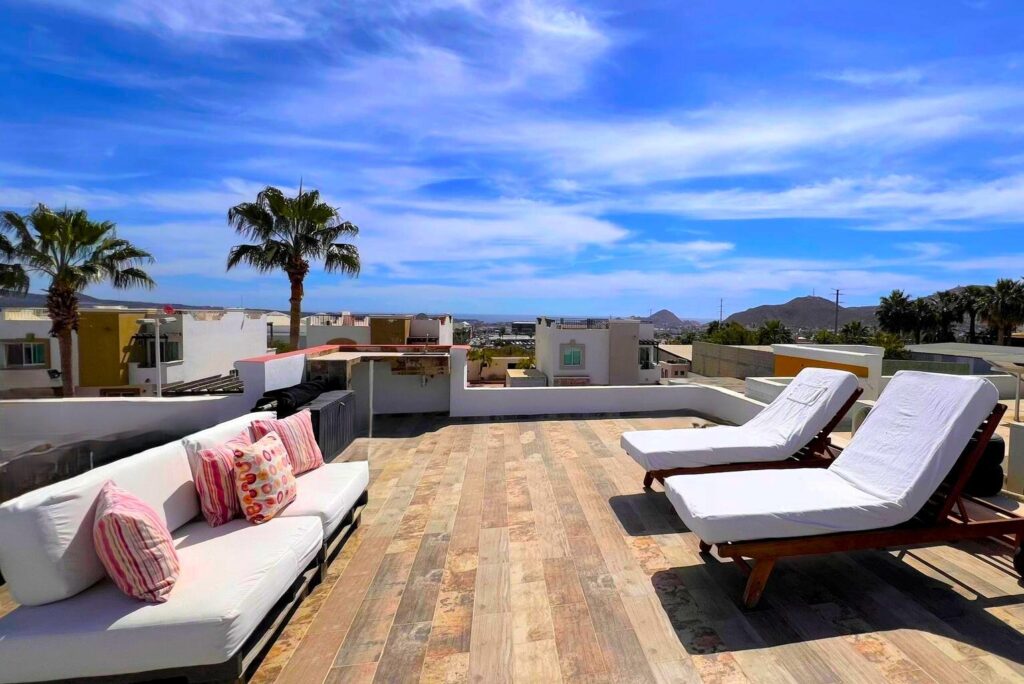 Los Cabos Terranova Villa El Sueño; Residencia que destaca por su diseño y excelente ubicación.Ofrece 2 recámaras, 2 baños completos y cocina integral con elegantes acabados en madera de parota que aportan calidez al espacio, cochera para 2 autos y cisterna de 5,000 litros que asegura abastecimiento constante de agua.Desde el Rooftop Privado, podrás disfrutar de espectaculares vistas al mar. La propiedad forma parte de un entorno que promueve el bienestar, con un gran jardín común con pasto natural, área de BBQ para convivencias al aire libre. Seguridad 24/7 y videovigilancia externaEl entorno es seguro, familiar y tranquilo, ideal para quienes buscan comodidad, estilo y plusvalía en Los Cabos, con espacios perfectos para disfrutar con niños y mascotas.Precio oficial en MXN: – Sierra San Javier, Cabo San Lucas, BS