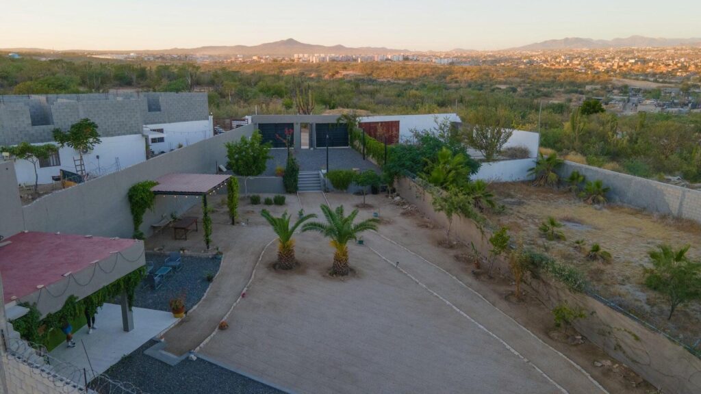 Los Cabos Ampliacion El Zacata EN VENTA CASA DE ENMEDIO, Col. Zacatal San José de Cabo.Esta casa se encuentra en un estado impecable, prácticamente nueva. Cuenta con recamara master con baño. 2 recamaras con closet. Todas las recamaras con aire acondicionado y closet. Estancia de sala y comedor con aire acondicionado. Total 2.5 baños. Amplio patio. Cisterna de 5,000 litros y tinaco de 1,100 litros. Tanque de gas LP estacionario. Calentador. Equipo hidroneumático. Conexiones listas para cocina y lavadora. Ubicada cerca de Oxxo, Chedraui, Smart Fit. Tienda Ley y Starbucks, escuelas y restaurantes. Vías rápidas por boulevard Forjadores y a 3 minutos de carretera Transpeninsular. – Sierra San Pedro Martir, Cabo San Lucas, BS