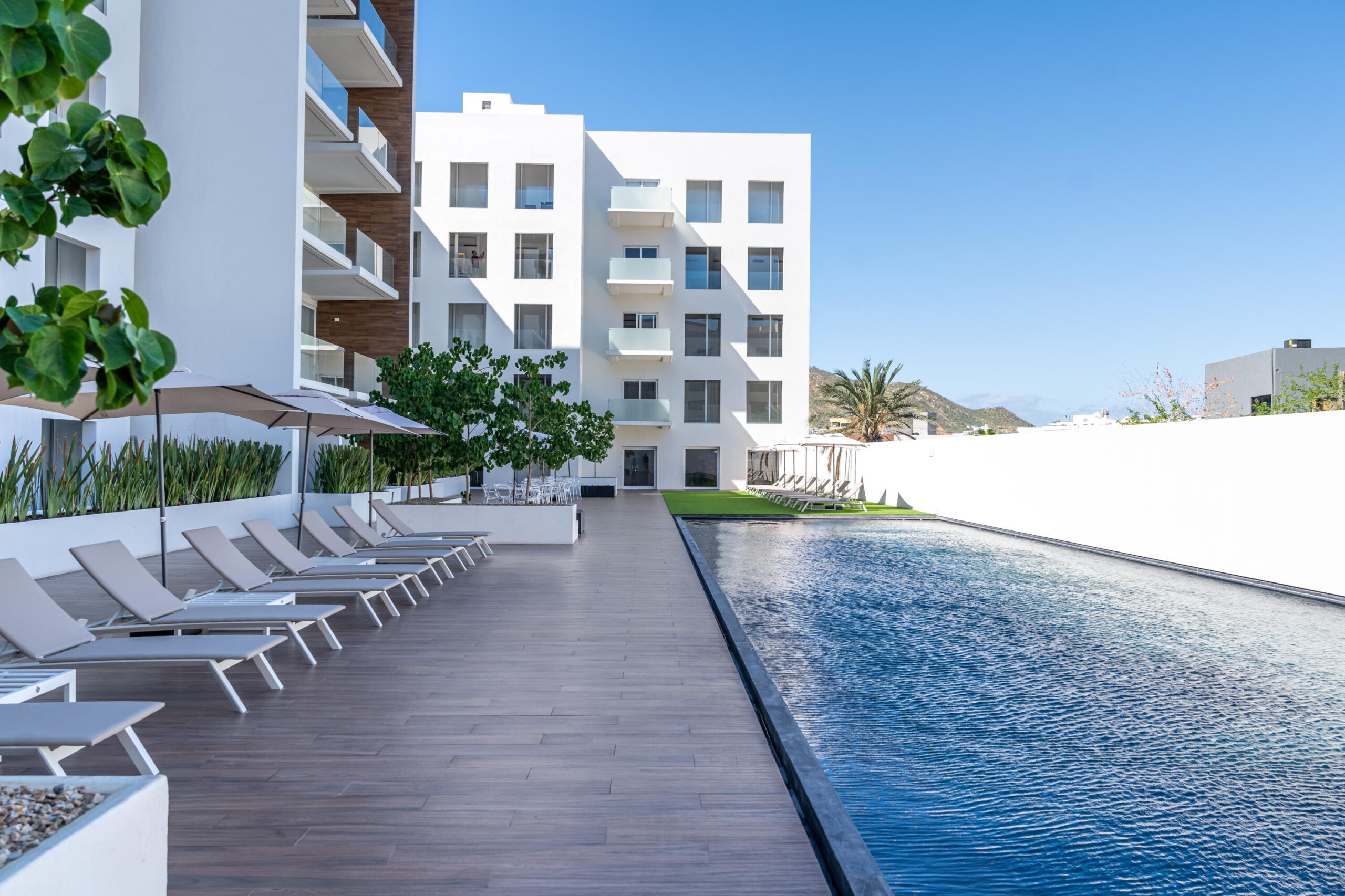 Los Cabos Marea Los Cabos Move-in ready and fully furnished Modern design with spacious, bright interiors Private balcony Amenities include pool, gym, parking, and 24/7 security Just minutes from the beach, close to restaurants, shops, supermarkets, and with easy access to main roads. High Investment Potential Ideal for generating income through short- or long-term rentals in a booming tourist area. for sale