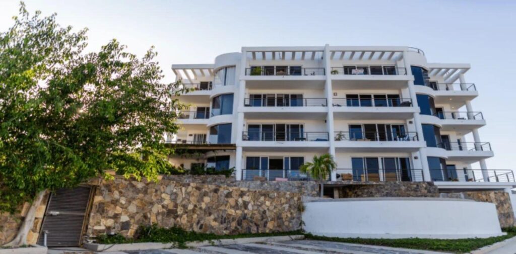 Los Cabos Kamu Living Apartamentos en preventa en el corazón de El Tezal, Cabo San Lucas*Unidades de 1, 2 y 3 recámaras*Área comercial con espacios de alto rendimiento en ubicación estratégica*Amenidades de tipo hotel: alberca, jacuzzi, asador, gimnasio, fire pit y lavandería*Área de co-working*Rooftop con vista al mar y a las montañas*Comodidad total: lobby estilo hotel, elevador y estacionamiento subterráneoCon un sistema de reservaciones conectado a Expedia, Booking y Airbnb, y la experiencia de desarrolladores locales en hospitalidad, KAMU Living asegura alta ocupación, mayores rendimientos y un estilo de vida de lujo en Los Cabos.*Plan flexible: reserva con – VISTA COLORADA, San Jose Corridor, San Jose Corridor, BS