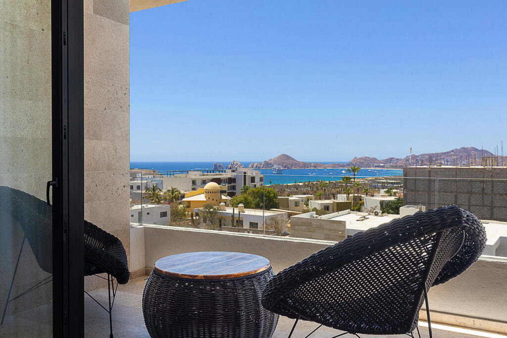 Los Cabos Amaterra This is an amazing opportunity to own a condo in Cabo San Lucas in one of the most developed areas, El Tezal oceanside. This is not just a condo, it's home. Take advantage of this property offered furnished and ready to move-in.Walking distance to public beach and only 5 minutes away to downtown.Easy to show! – Vistas del Tezal, Cabo Corridor, BS