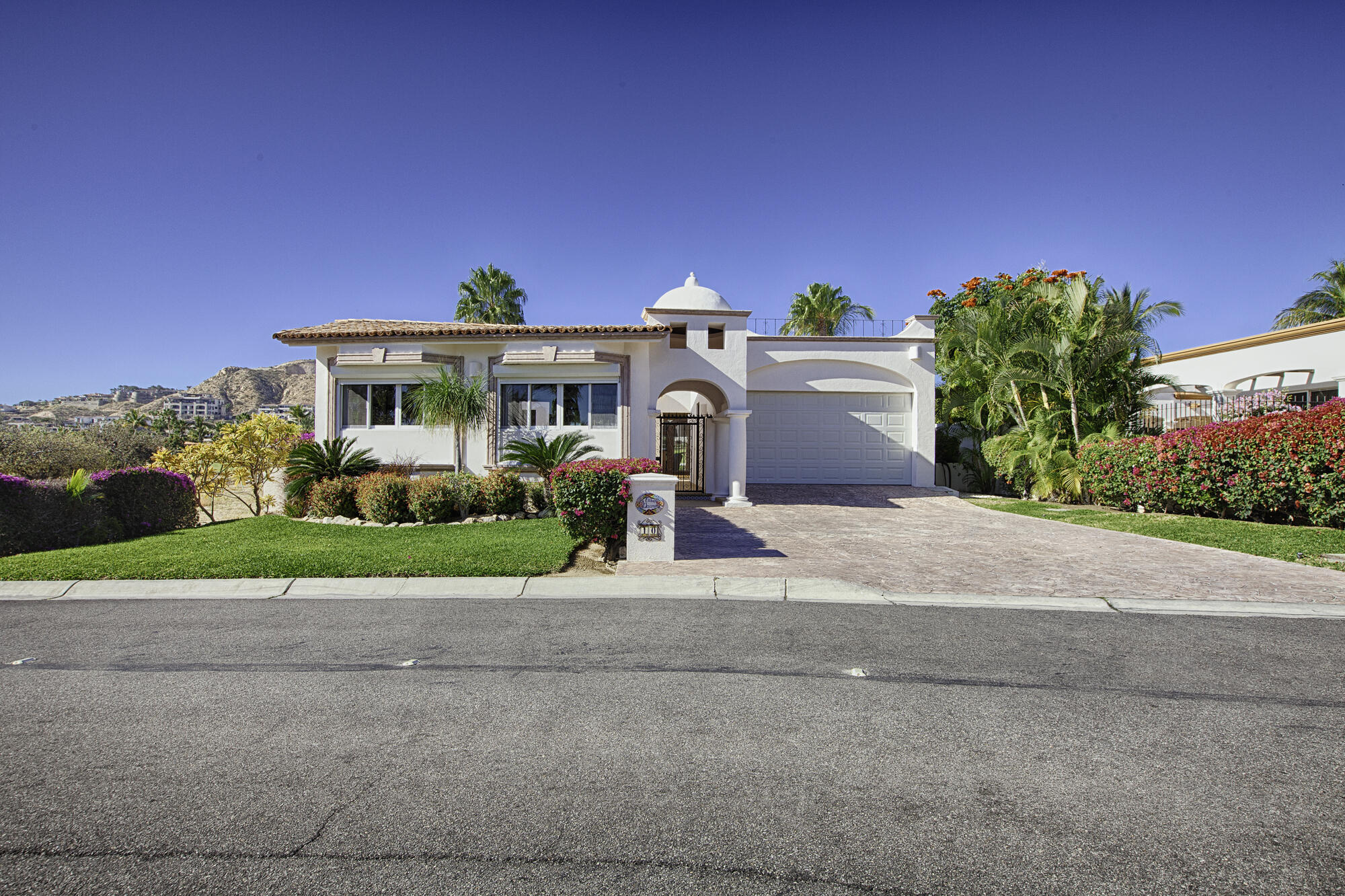 Los Cabos Laguna Hills Casa Savoy is a modern 4014 square foot, four-bedroom hillside home, built in 2024, in Laguna Hills, offering breathtaking ocean for sale