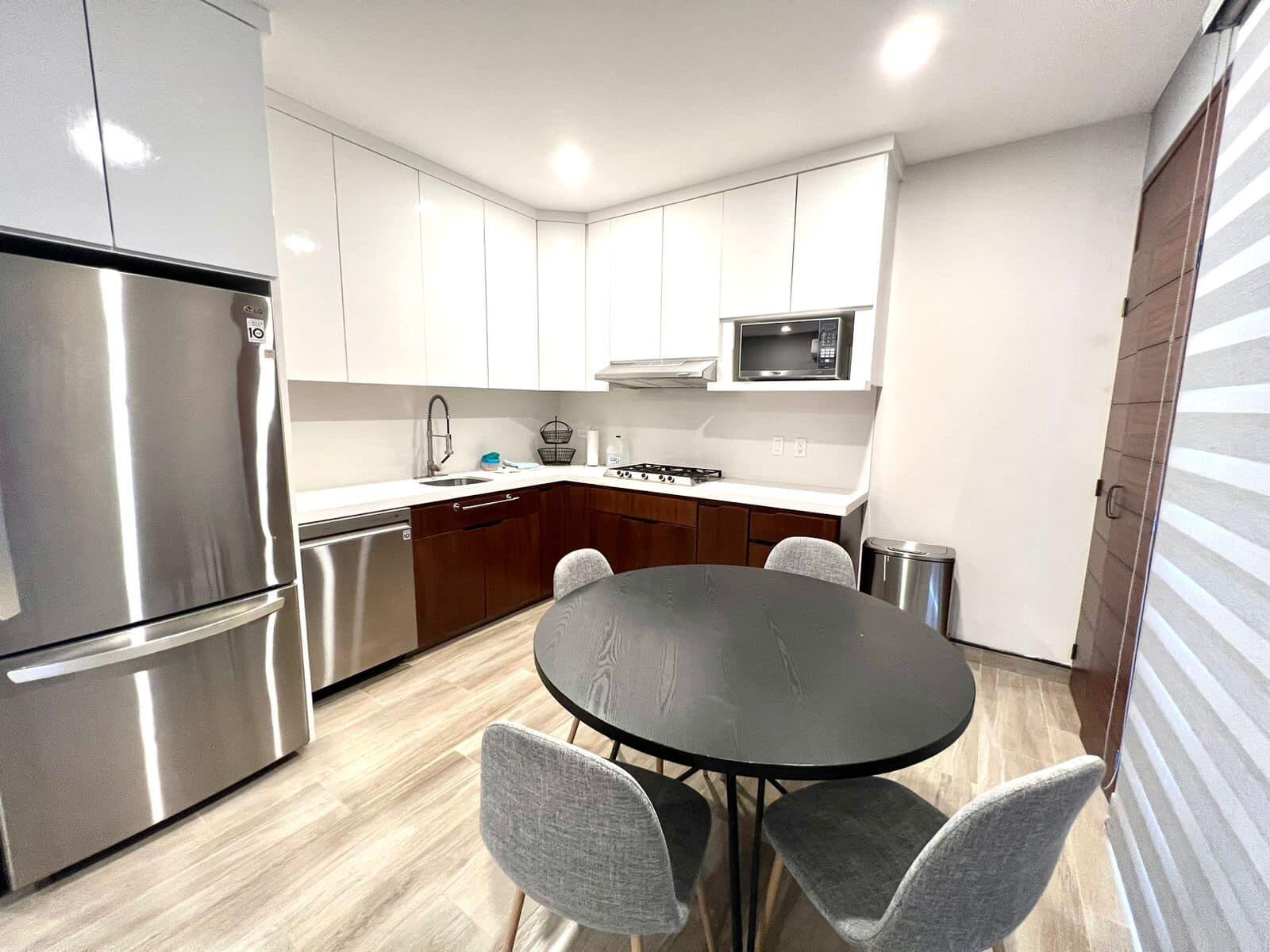 Los Cabos Las Arenas 🌵Las Arenas Los Cabos - Ready to Deliver Fully completed boutique project of 94 units with only 19 remaining. Prime location: 7 minutes to Downtown Cabo San Lucas and 5 minutes walk to iconic Medano Beach. Available 1, 2 & 3 bedroom, designed with style, comfort, and functional layouts🪴 2 bedrooms condo ! 💵 DIRECT FINANCING - with 50%. up to 3 for sale