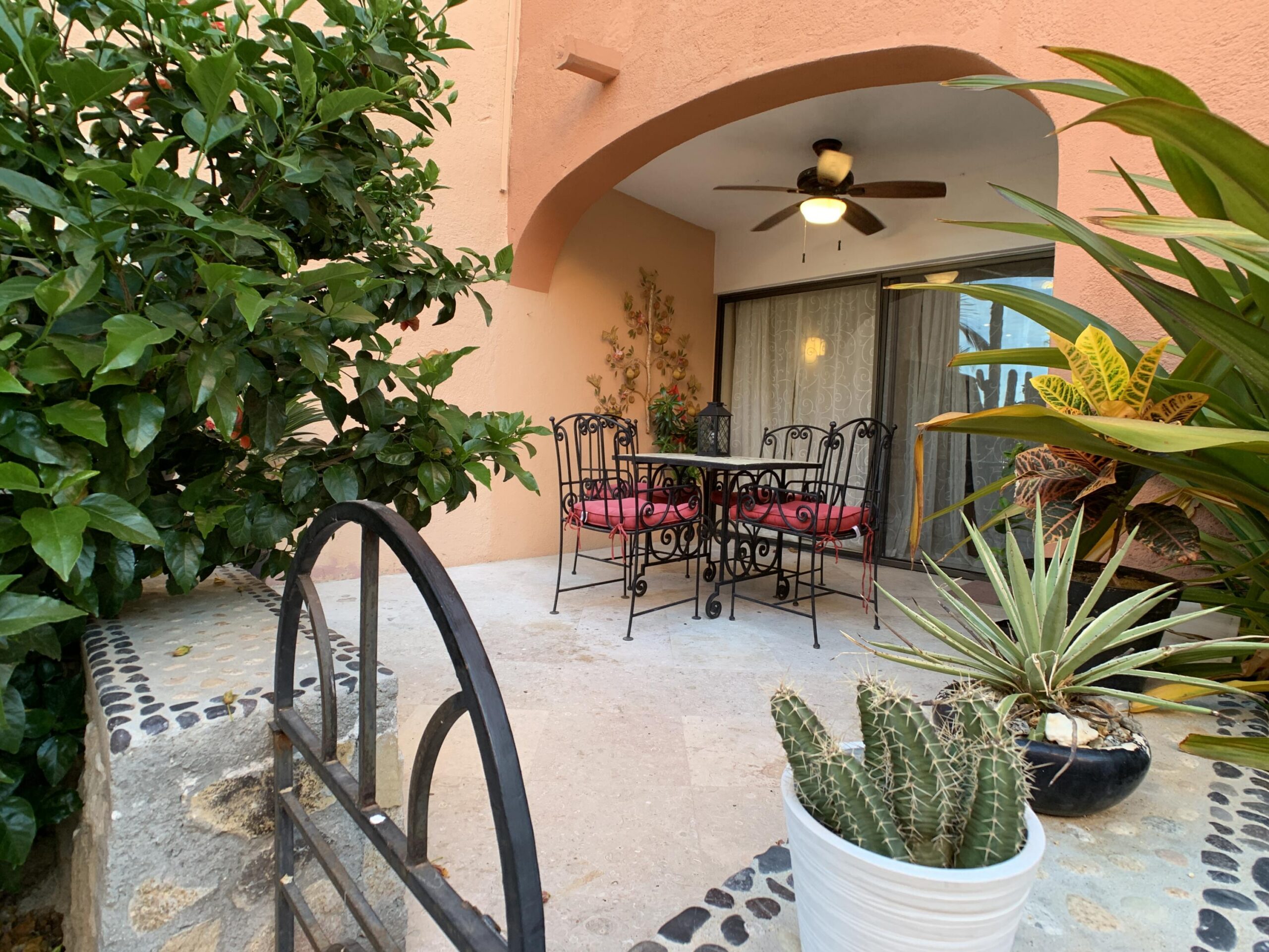 Los Cabos Las Arenas 🌵Las Arenas Los Cabos - Ready to Deliver Fully completed boutique project of 94 units with only 19 remaining. Prime location: 7 minutes to Downtown Cabo San Lucas and 5 minutes walk to iconic Medano Beach. Available 1, 2 & 3 bedroom, designed with style, comfort, and functional layouts🪴 2 bedrooms condo ! 💵 DIRECT FINANCING - with 50%. up to 3 for sale
