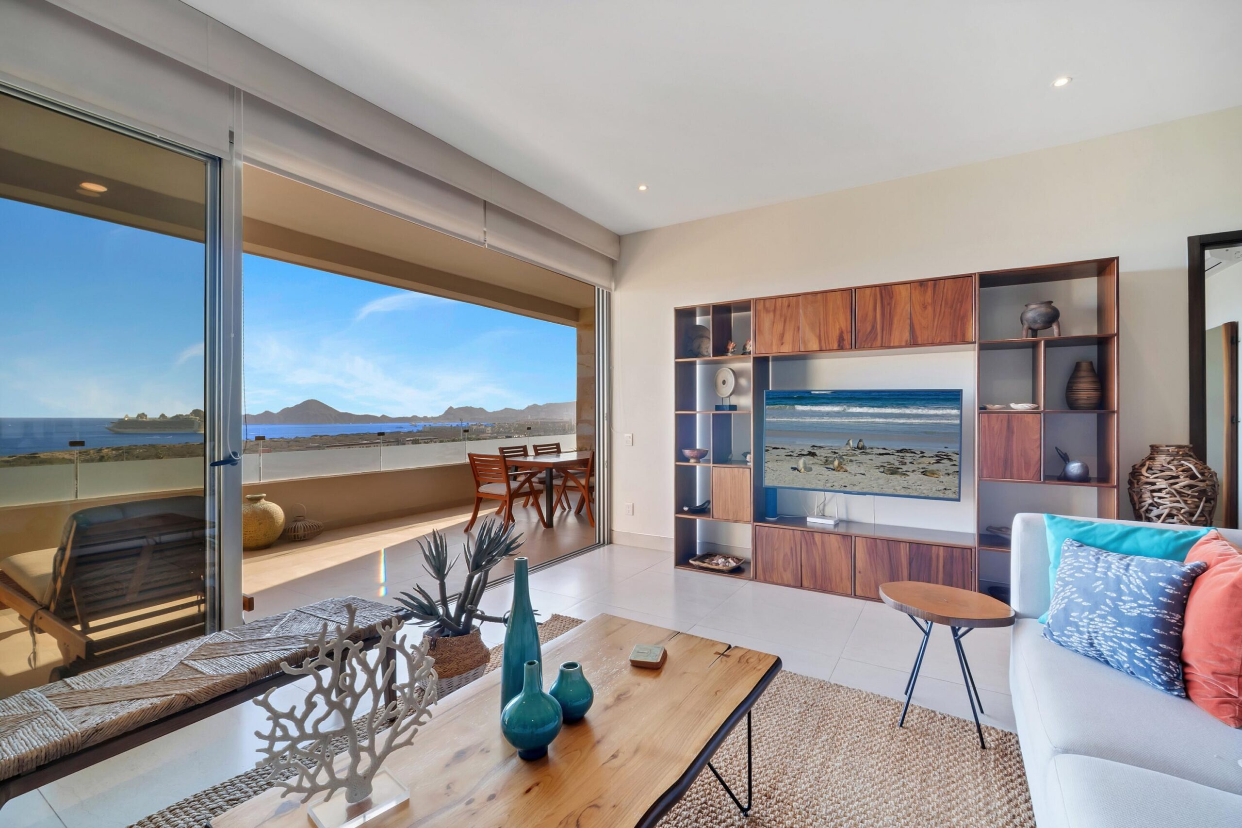 Los Cabos Las Arenas 🌵Las Arenas Los Cabos - Ready to Deliver Fully completed boutique project of 94 units with only 19 remaining. Prime location: 7 minutes to Downtown Cabo San Lucas and 5 minutes walk to iconic Medano Beach. Available 1, 2 & 3 bedroom, designed with style, comfort, and functional layouts🪴 2 bedrooms condo ! 💵 DIRECT FINANCING - with 50%. up to 3 for sale